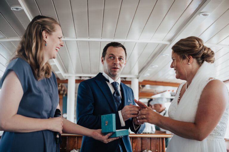 Hochzeitspaar beim Ringtausch auf einem Schiff